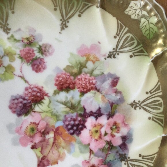 Vintage antique Leuchtenburg Germany porcelain plate gold scalloped berry floral - Picture 4 of 10